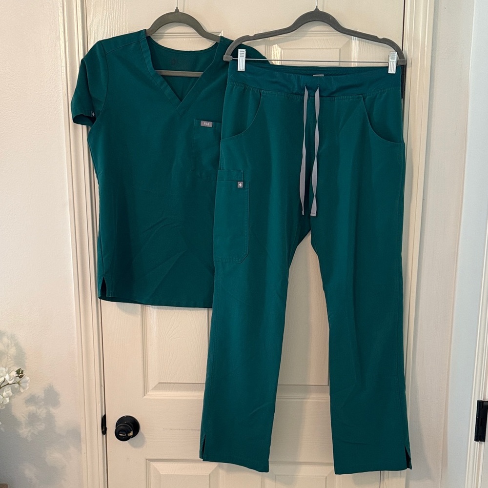 Figs Green Catarina Scrub Top Small and Kade cargo scrub pants medium regular